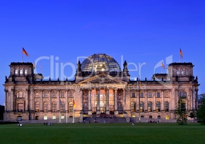 Der Reichstag Berlin  in den Abendstunden mit Fahnen