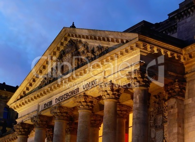 Schrift auf dem Reichstag in Berlin - Dem Deutschen Volke