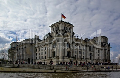 Reichstag in Berlin an der Spree mit Kuppel seitlich aufgenommen