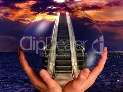 Treppe zum Himmel in einer Glaskugel über dem Meer