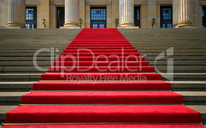 Roter Teppich auf den Treppen aufwärts zum Konzerthaus Berlin am Gendarmenmarkt