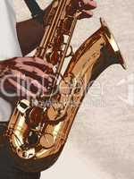 Illustration einer Detailaufnahme eines Saxophons mit Spieler