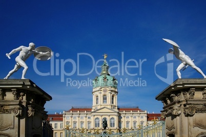 Borghesische Kämpfer im Vordergrund des Schlosses Charlottenburg mit blauem Himmel in Berlin