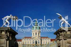 Borghesische Kämpfer im Vordergrund des Schlosses Charlottenburg mit blauem Himmel in Berlin