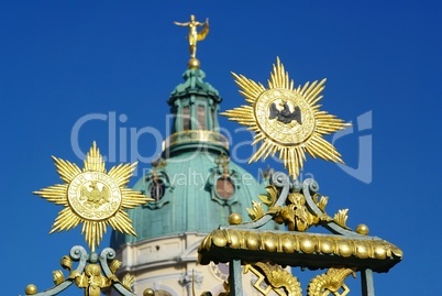 Goldene Sterne im Vordergrund vom Schloss Charlottenburg in Berlin