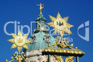 Goldene Sterne im Vordergrund vom Schloss Charlottenburg in Berlin