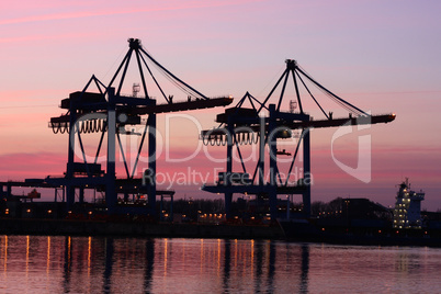 Containerterminal im Hamburger Hafen bei Sonnenuntergang