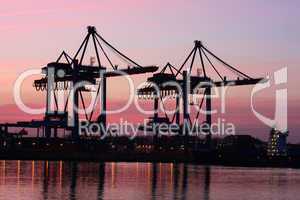 Containerterminal im Hamburger Hafen bei Sonnenuntergang