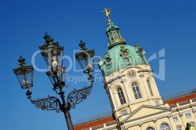 Laterne im Vordergrund vom Schloss Charlottenburg in Berlin