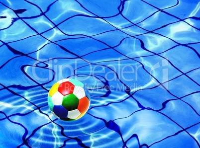 Wasserball in einem Schwimmbecken mit Wasserlinien auf dem Boden