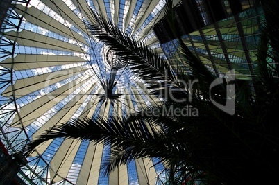 Segeldach des Sonycenter mit Palmen als Silhouette