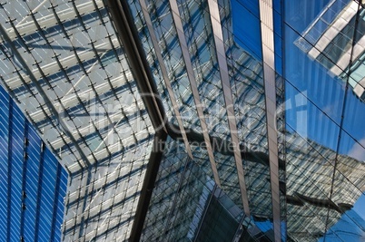 Glasfassade mit Spiegelung eines modernen Bürokomplexes