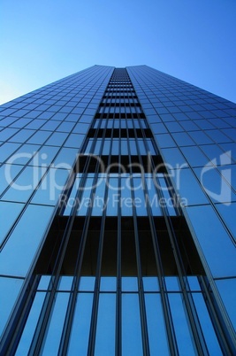 Glasfassade mit Spiegelung eines modernen Bürokomplexes