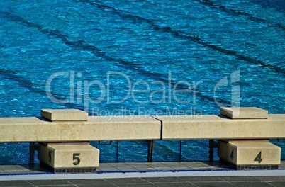 Schwimmbecken Pool mit Wasser gefüllt und Springtürmen am Rand des Beckens