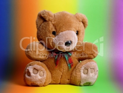 Teddybär vor einem Hintergrund mit Regenbogenfarben