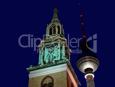 Fernsehturm am Alexanderplatz mit der Marienkirche in der Nacht