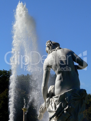 Statue am Wasserbrunnen mit Fontäne