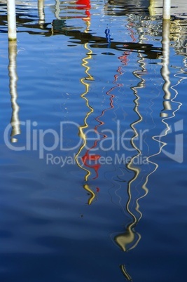 Spiegelungen und Reflektionen im Wasser am Hafen