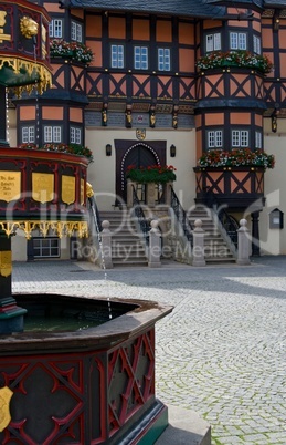 Rathausplatz mit Fachwerk und Brunnen in Wernigerode