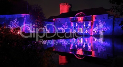 Zitadelle in Berlin Spandau zum Festival of lights in der Nacht mit Wasserspiegelung