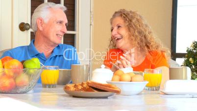 Seniorenpärchen beim Frühstück