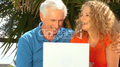 Seniorenpärchen vor einem Laptop