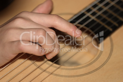 Kinderhand beim Gitarrespiel