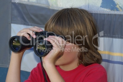 Junge mit Fernglas