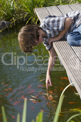 Junge am Teich