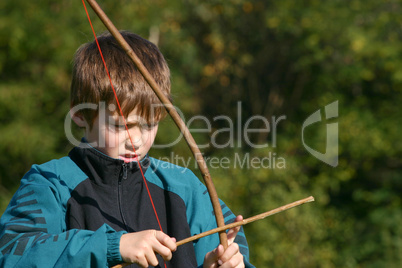 Kind mit Pfeil und Bogen