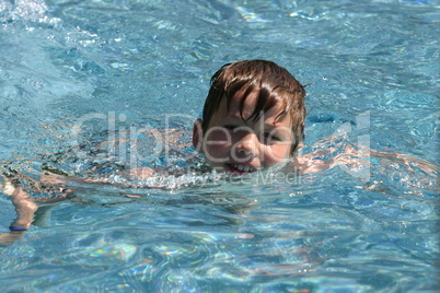 Schwimmender Junge