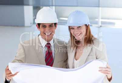 Two engeneers disscussing a construction project