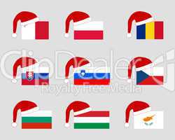Eu-Flaggen zur Weihnachtszeit mit roter Weihnachtsmütze