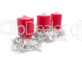 Rote Kerzen mit Weihnachtsdekoration