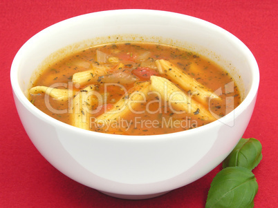 Nudelsuppe mit Tomaten und Kräutern