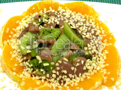 Schokoladenpudding mit Kiwi, Orange und Mandeln