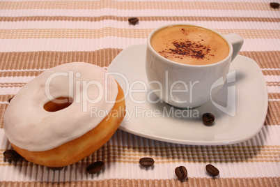 Kaffee und Donut