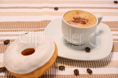 Kaffee und Donut