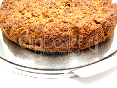 Vollkornkuchen mit Birnen auf Tablett angerichtet