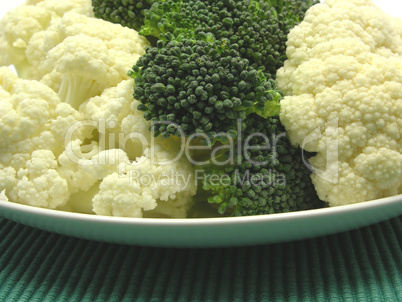 Blumenkohl und Brokkoli auf Teller arrangiert