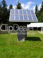 Solaranlage auf Holzständer auf Wiese im bayerischen Wald