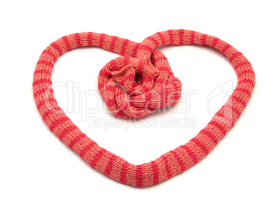 Rotgestreifter selbstgestrickter Schal in Herzform