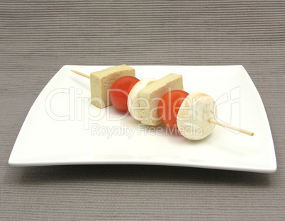 Gemüsespieß mit Tofu und Reis auf weißem Teller