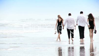 Zwei Paare am Strand