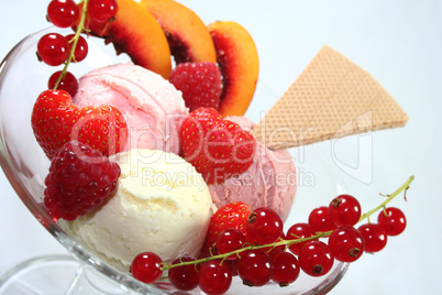 Eisbecher mit Früchten