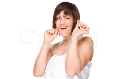 Junge Frau benutzt Zahnseide