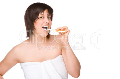 Junge Frau putzt sich die Zähne