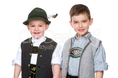 Zwei Kindern einer bayerischen Tracht