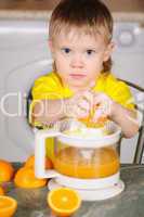 The child to wring out juice