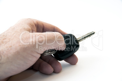 Hand hält Autoschlüssel